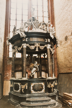 Vorschaubild Wismar: St. Nikolai, Taufbaldachin mit herabhängendem Engel